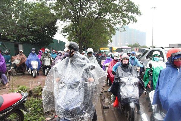 Hà Nội ùn tắc trong giá rét kỷ lục 9 độ kèm mưa, người dân chôn chân tại chỗ